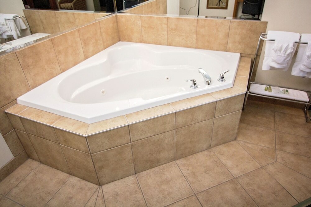 Фото Service Plus Inns & Suites Drayton Valley