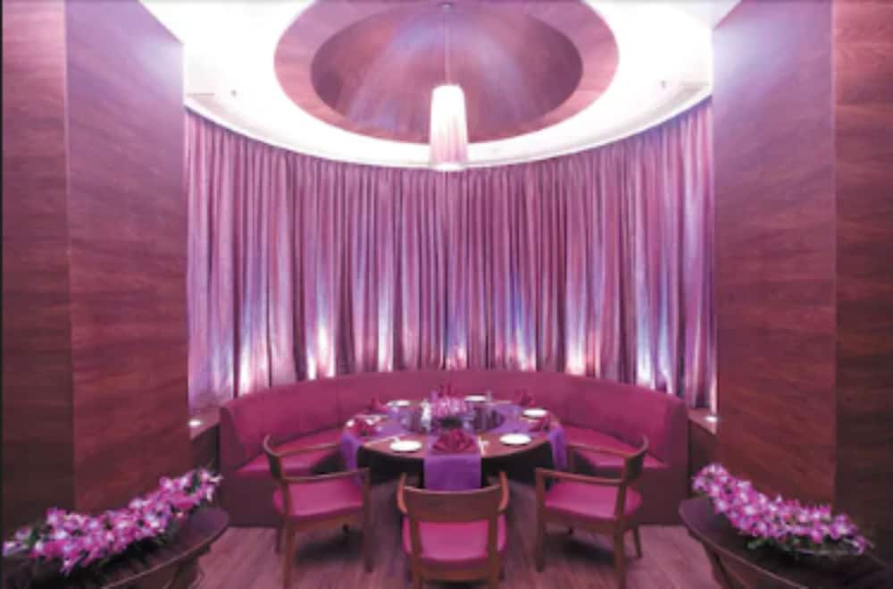 Фото The Retreat Hotel & Convention Centre