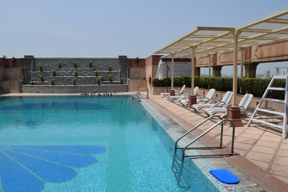 Фото The Bristol Hotel