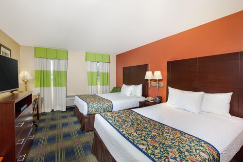 Гостиница Super 8 by Wyndham Mississauga в Миссиссаге