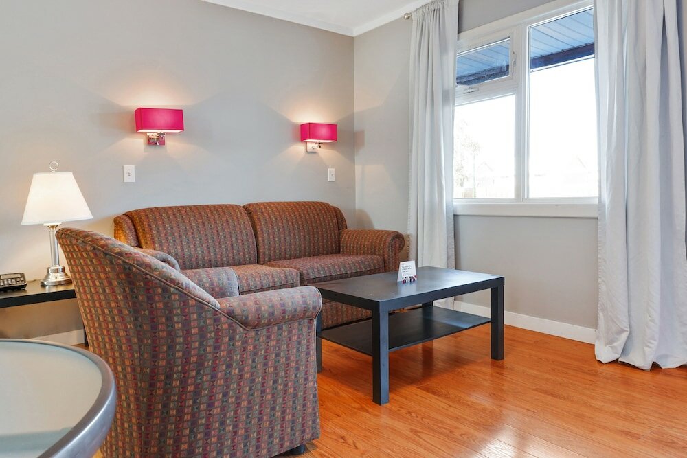 Фото Hotel Bethel - Fort MacLeod, Ab