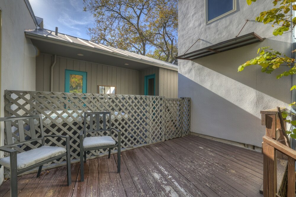 Фото Guest Quarters - 2 Blocks to Main Street!