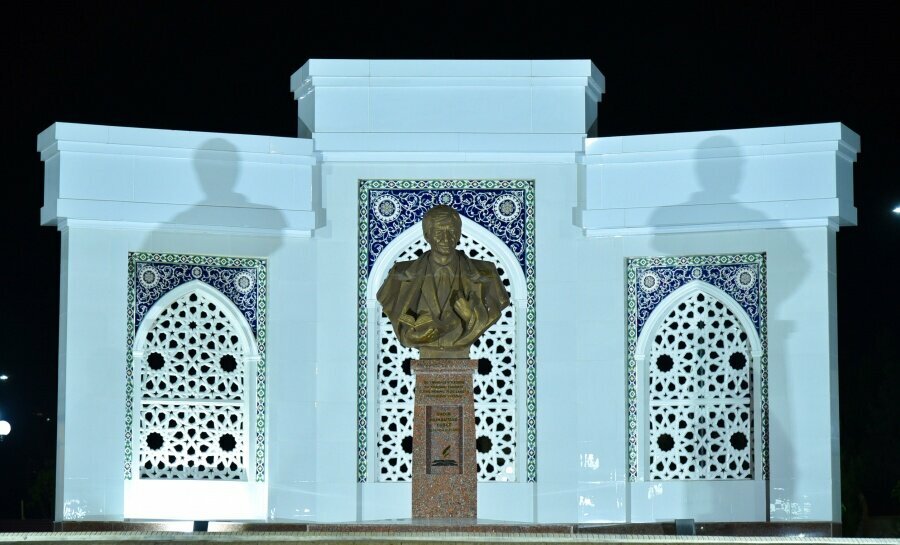 Genre sculpture Bust of Muhammad Yusuf, Andijan, photo