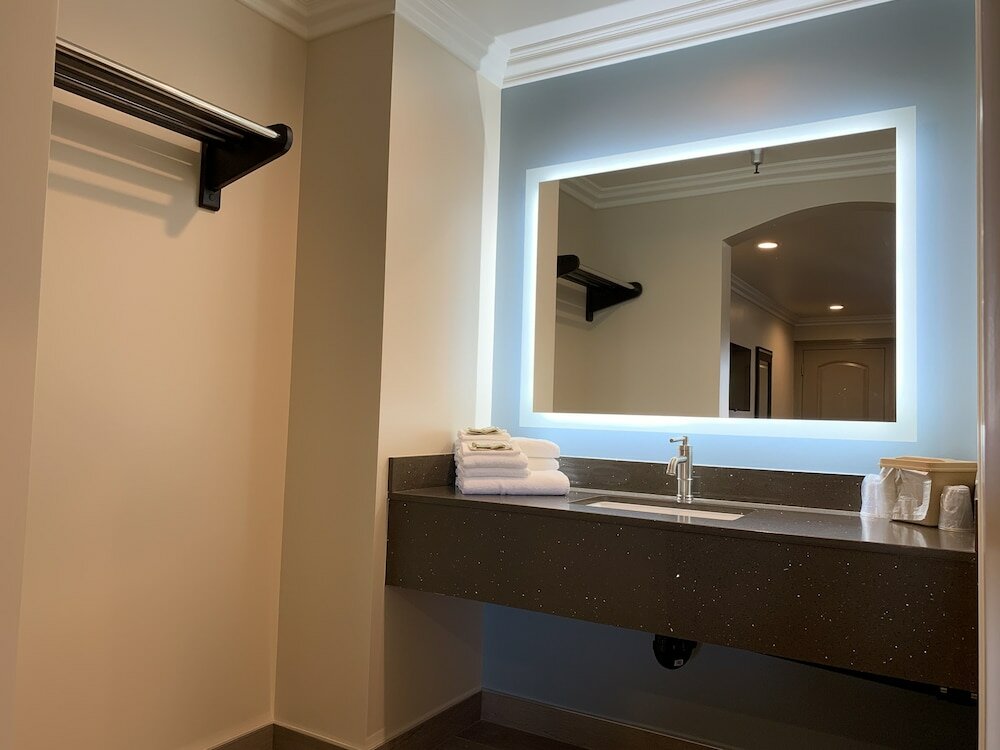 Фото Industry Inn & Suites