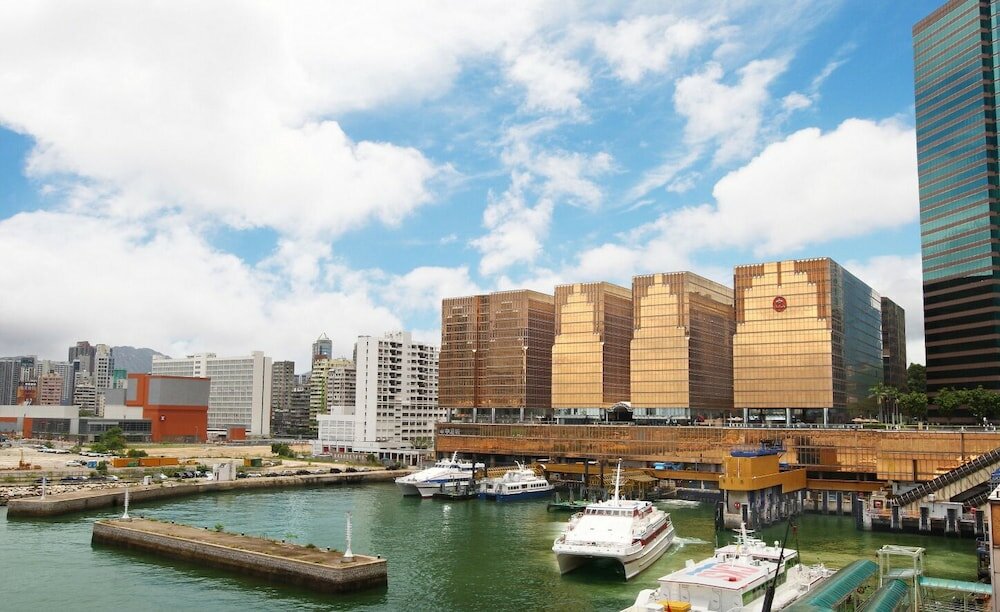 Фото The Royal Pacific Hotel and Towers