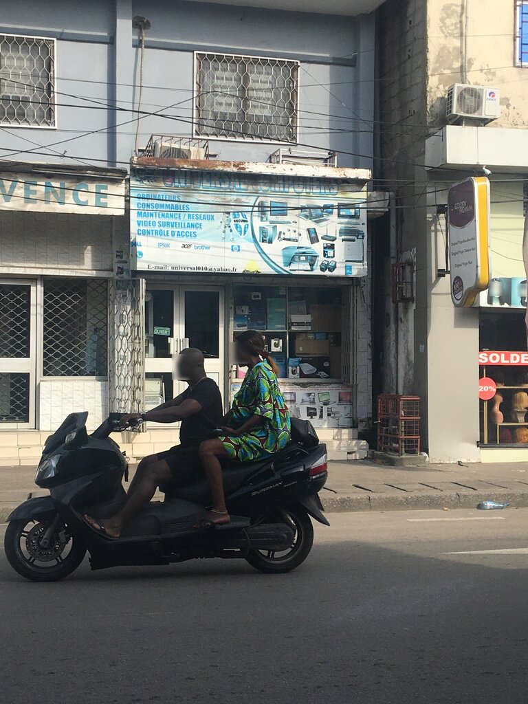 Computer store Universal Computers, Douala, photo