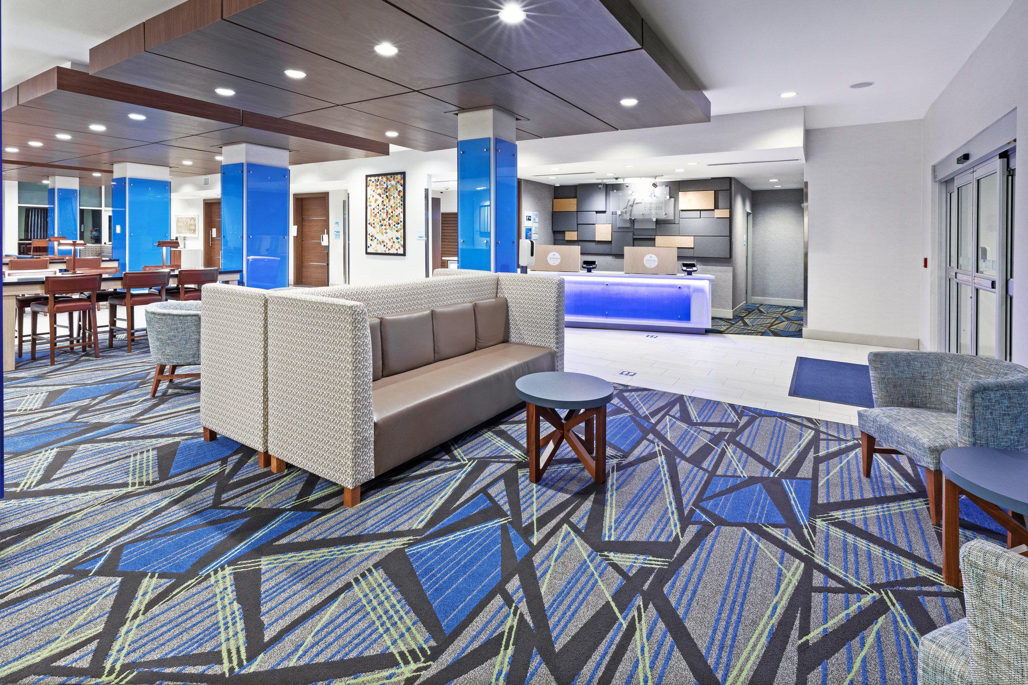 Фото Holiday Inn Express & Suites Denton - Sanger, an Ihg Hotel