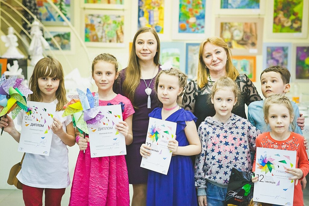 مدرسة الفنون Khudozhestvennaya studiya Raduga ، تيومين، صورة