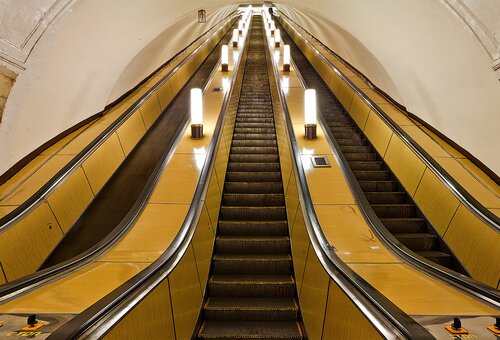 Moda hukmidagi yalangoch qizlar