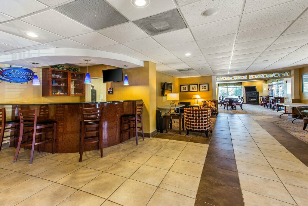 Фото Comfort Suites Forsyth near I-75