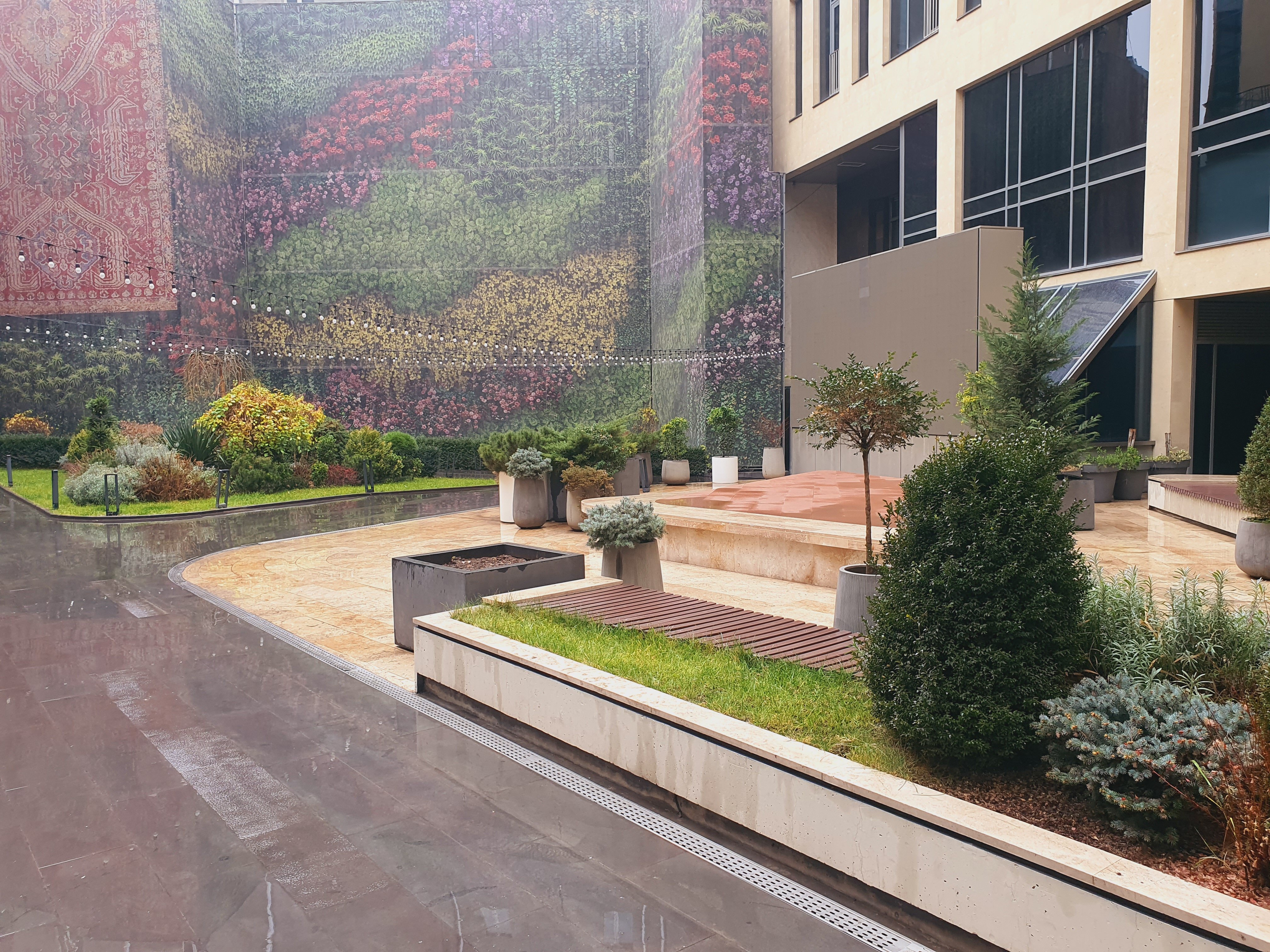 Фото Holiday Inn Yerevan Republic Square