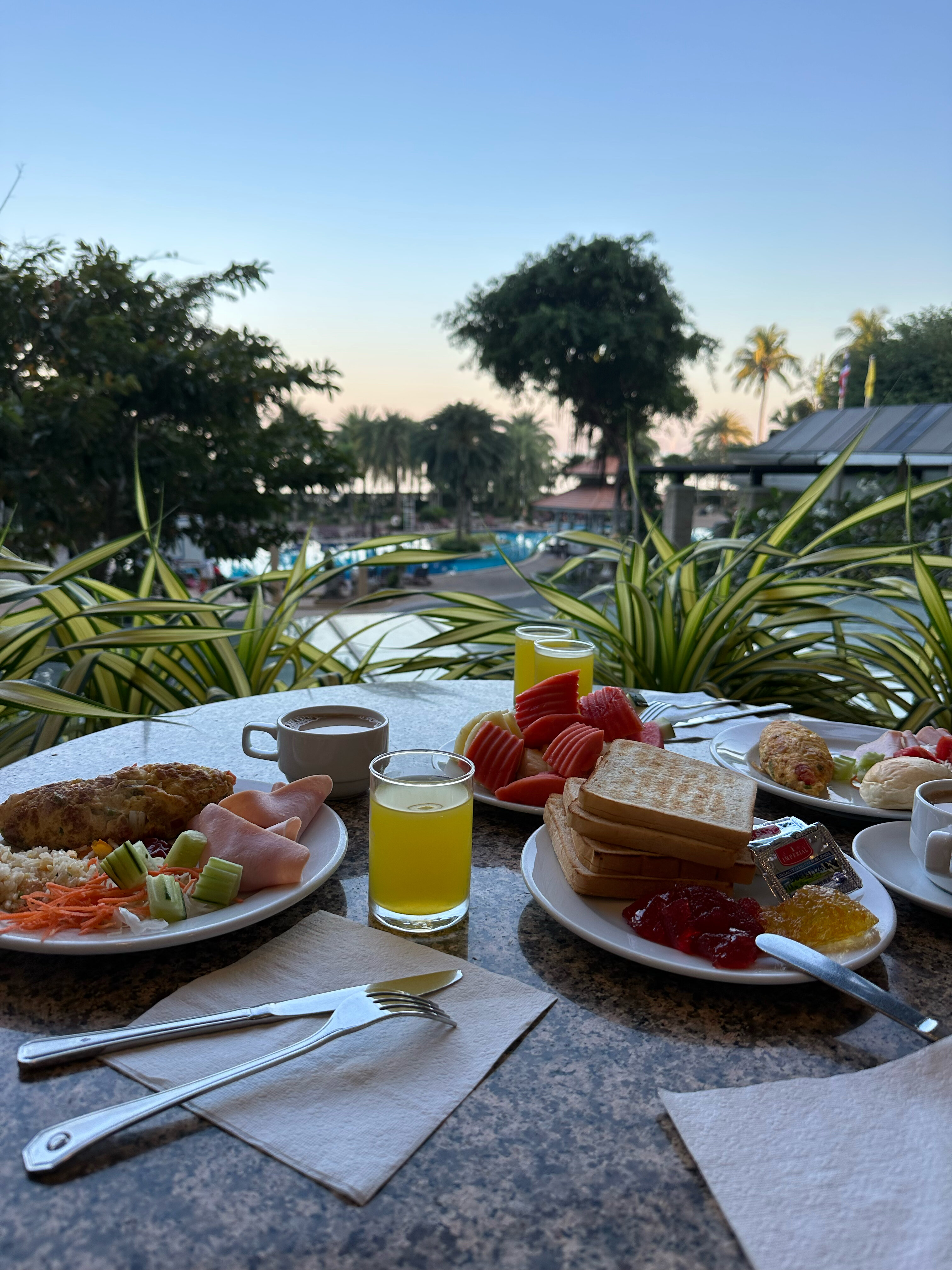 Фото Cholchan Pattaya Beach Resort