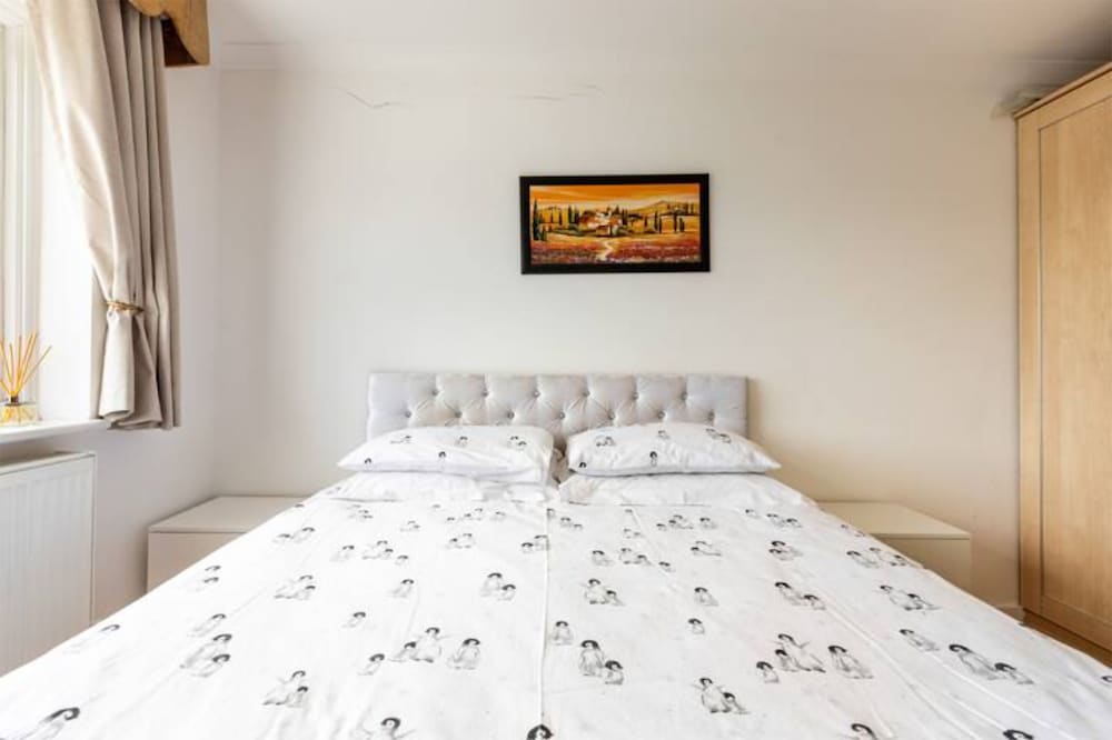 Фото Cosy 3 Bedroom House in Kingston