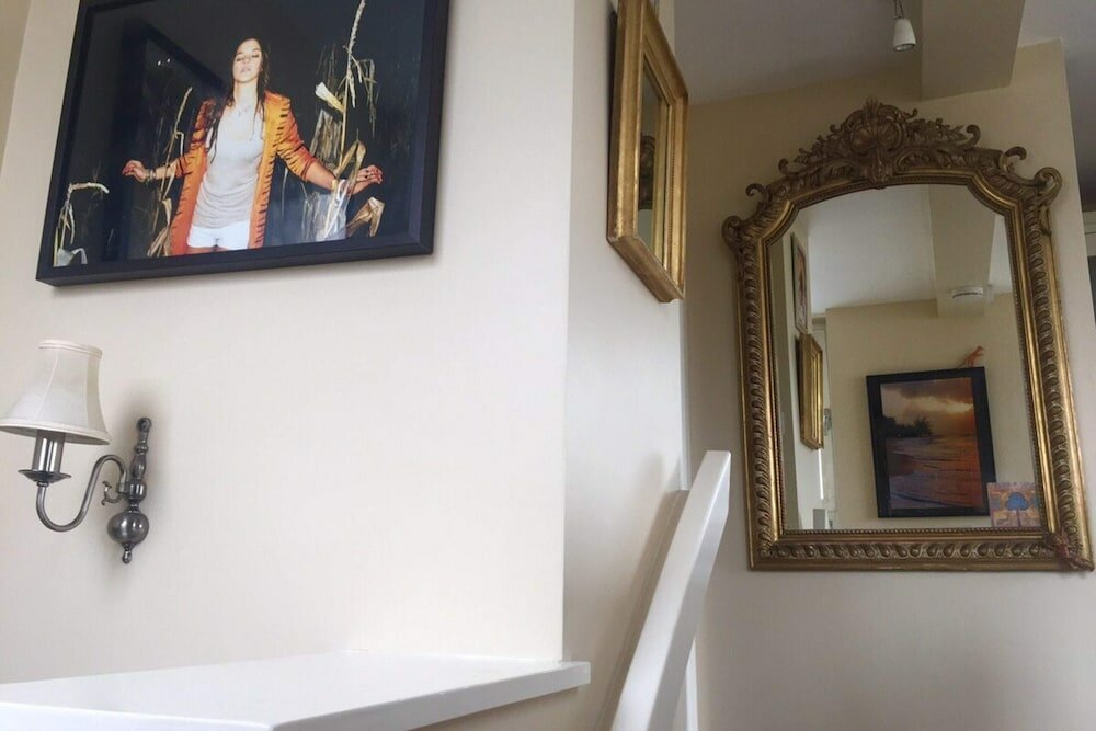 Фото Lovely 2 Bedroom on the Corner of Portobello Road