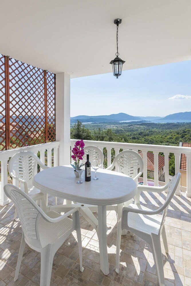 Фото Crystal Sky Apartments