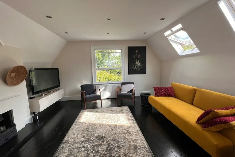 Фото Stylish 1 Bedroom Top Floor Apartment in Highgate
