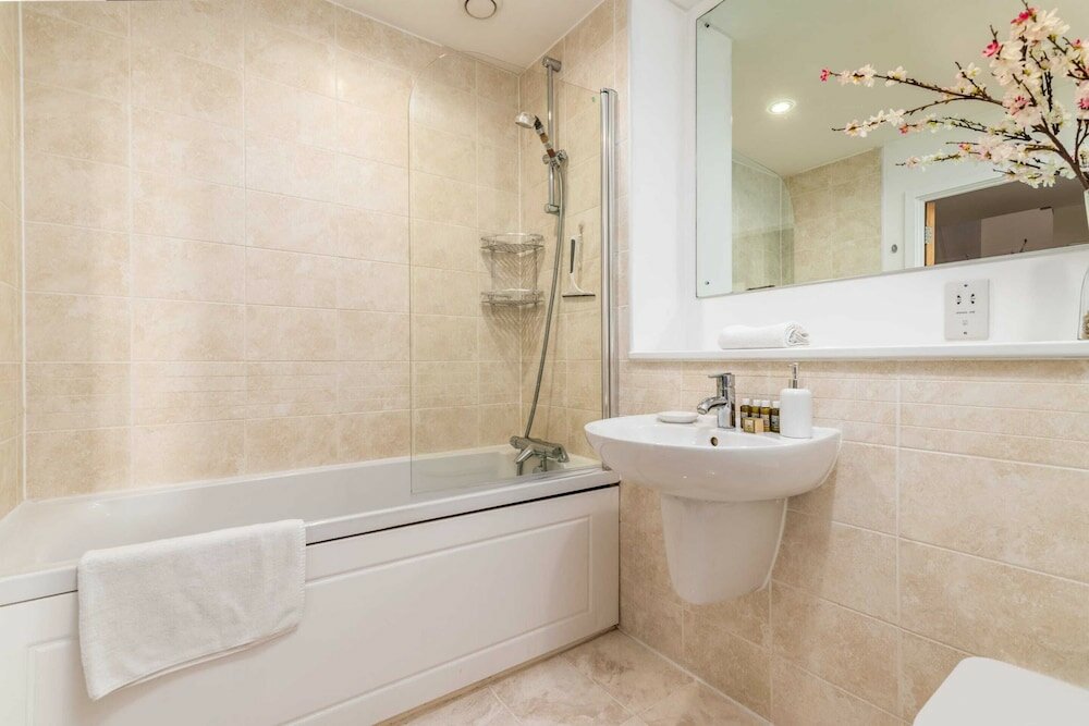 Фото Swanky Stratford Duplex Apartment