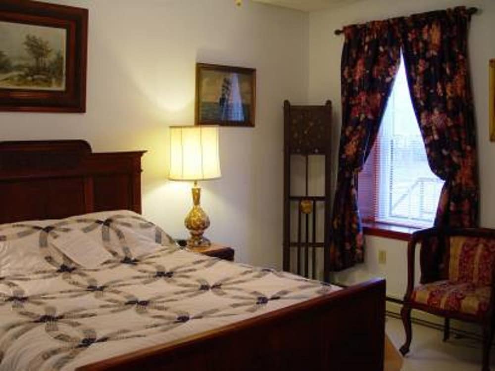 Фото Old Winterport Commercial House