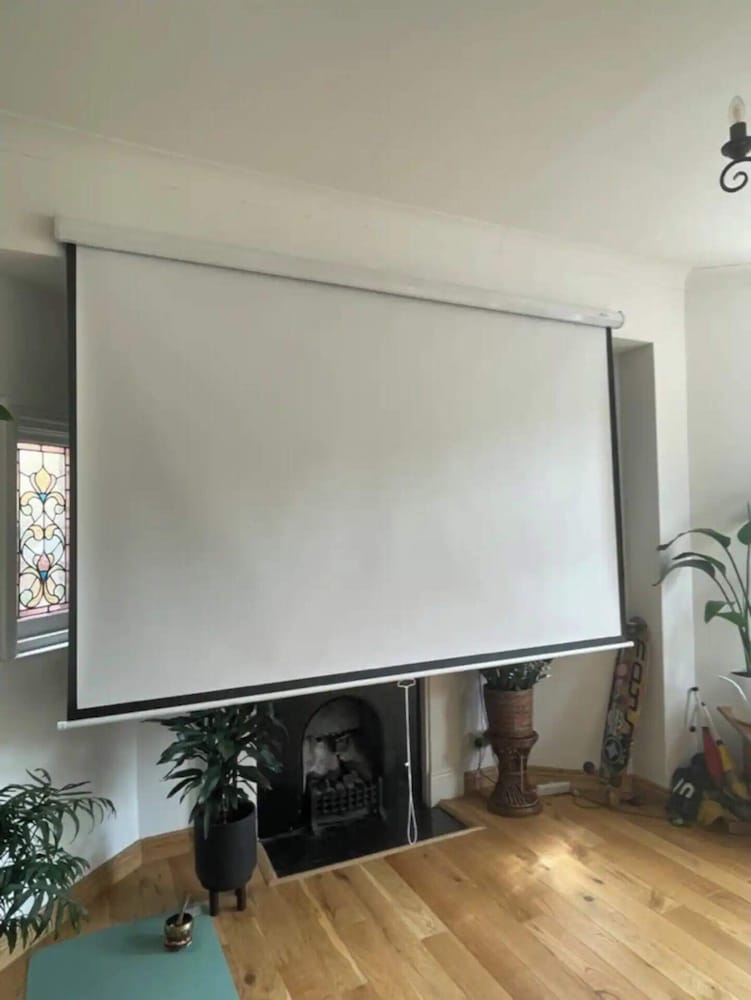 Фото Modern Farmhouse-style 1bd Flat - Wood Green!