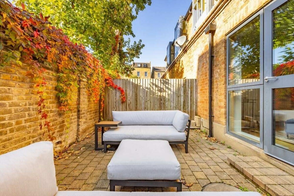 Фото The Clapham - Captivating 2bdr With Garden & Parking