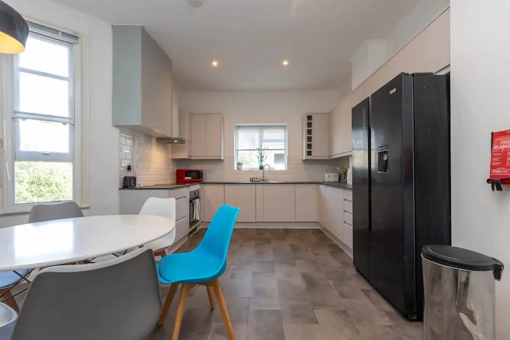 Фото Spacious 5 Bedroom Home in Camden