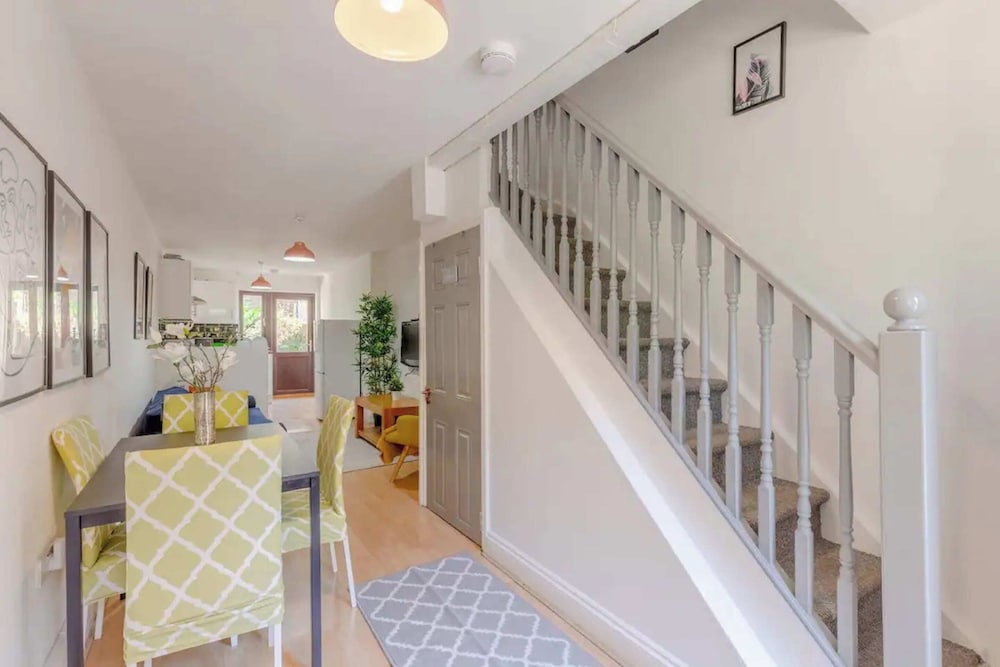 Фото Bright 2 Bedroom House in Kennington
