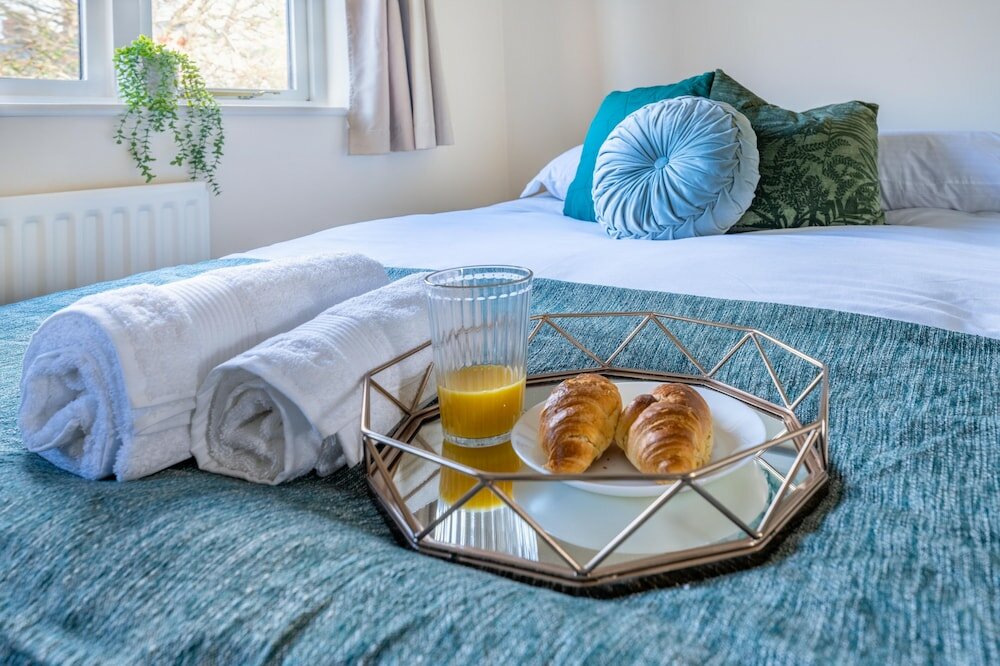 Фото Pierocks Wickets Luxury Entire House, Free Parking and Wi-fi in Maidenhead