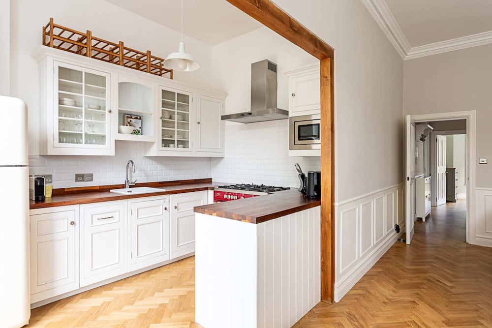 Фото Newly Renovated Two Bedroom Kensington Flat