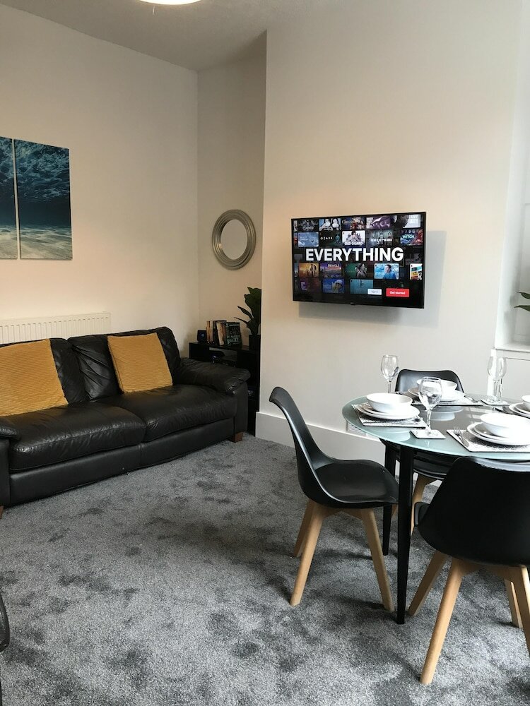 Фото Bright Spacious 3-bed With Office & Patio, Preston