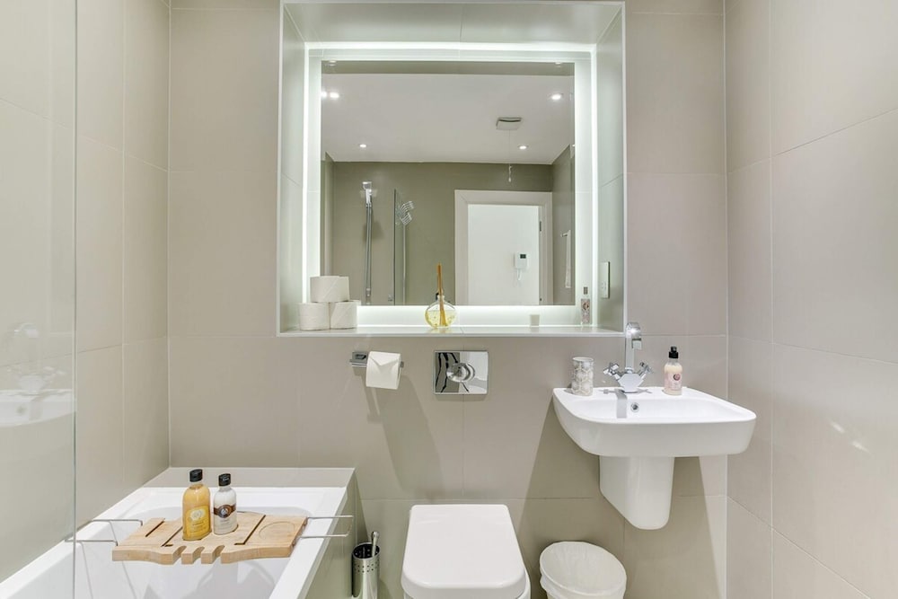 Фото Spacious 1 Bed Near Tube in East London