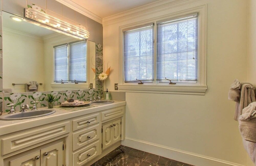 Фото Lx33: Luxury Vacation Villa On Pebble Beach With Pool