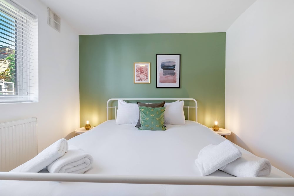 Фото Luxury 3 Bedroom 2 Bathroom House Fulham