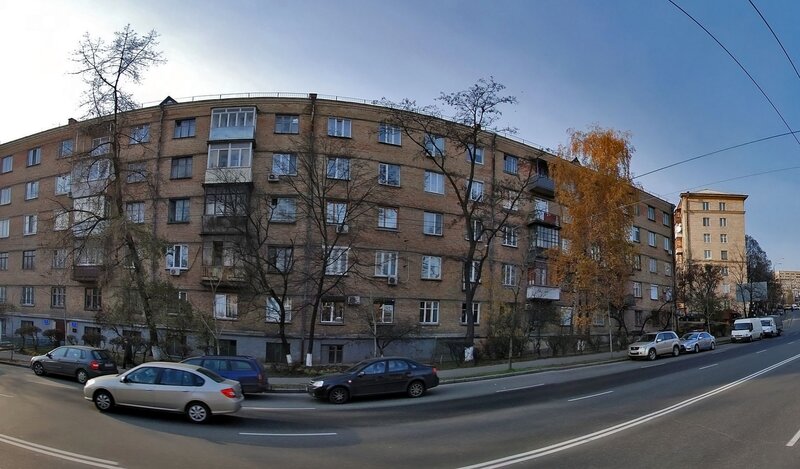 Қоғамдық жерде қыз жігітін жұлқылайды