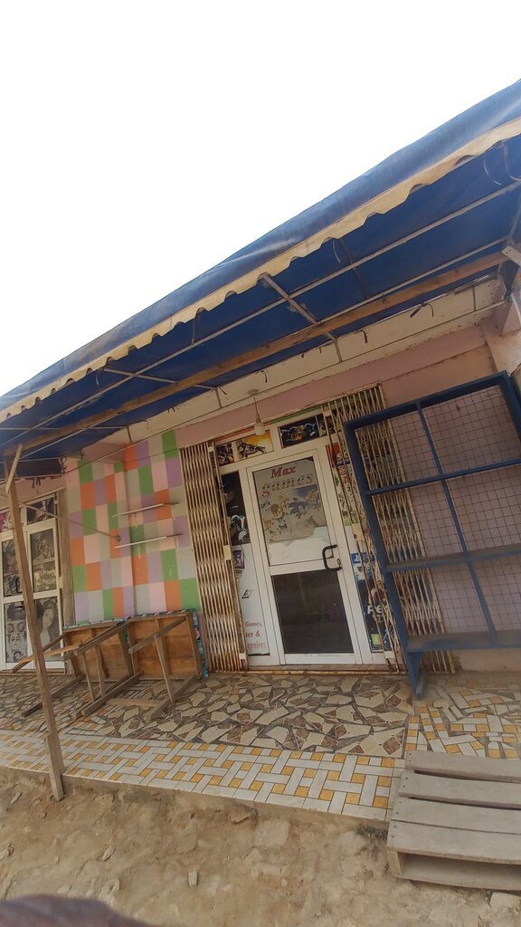 Discs, vynil Max Games And Computer Repair Shop, Earth, photo