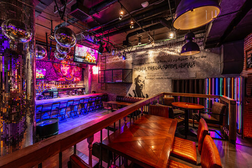 Жыныстық қатынастағы әйелдің ануста ер адамы бар