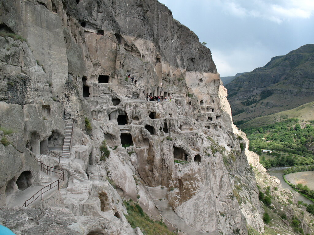 Город в скале в грузии