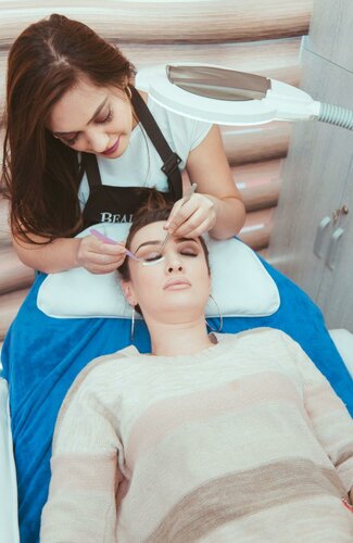 Tugilgan kunida yalangoch qizlar