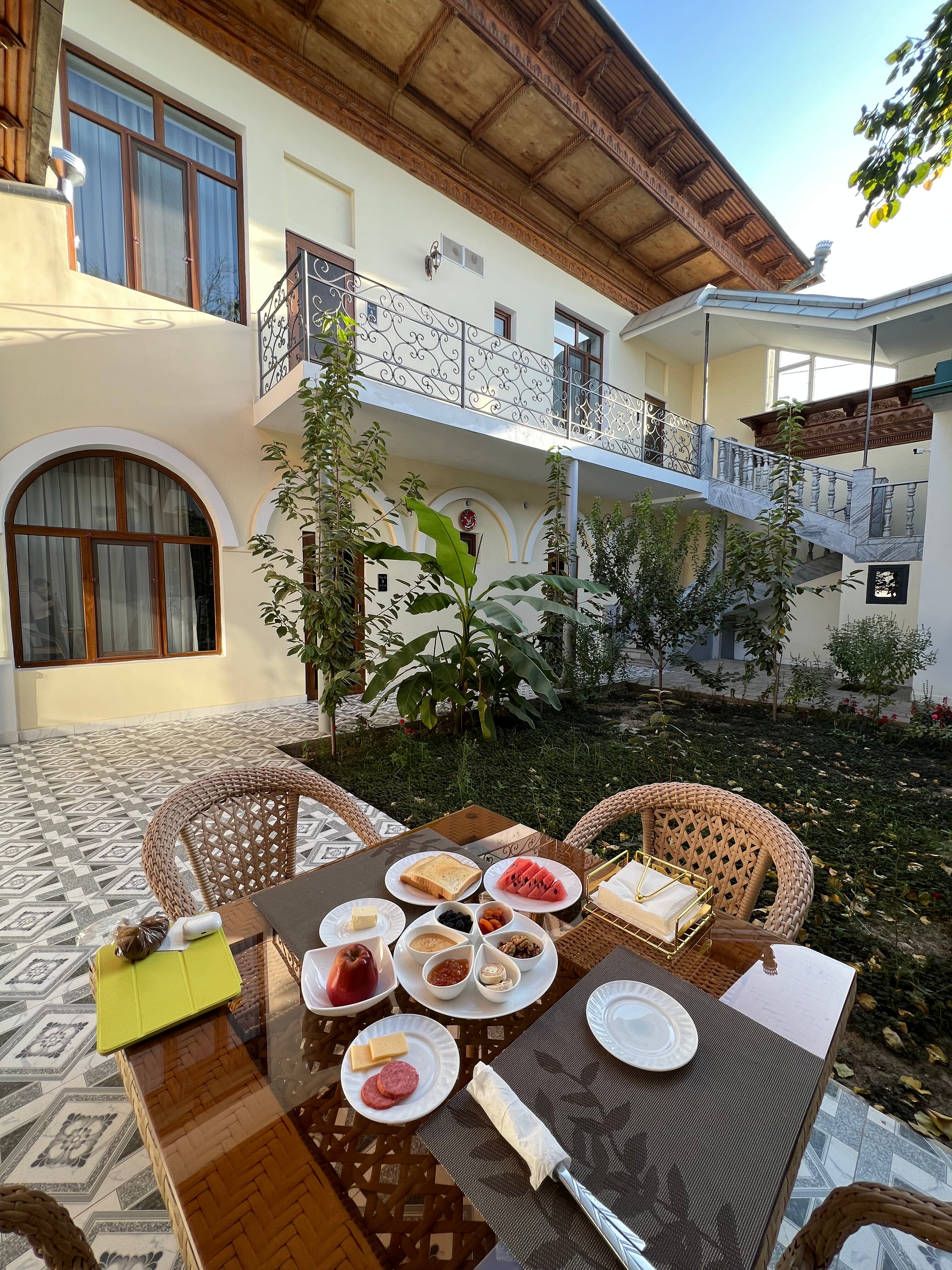 Mehmonxona meni yaxshi ursin