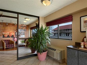 Фото Red Roof Inn Detroit - Farmington Hills