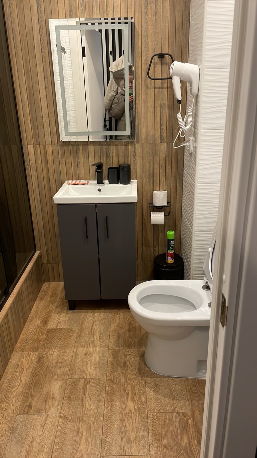 Фото Демократ на Краснопутиловской 111