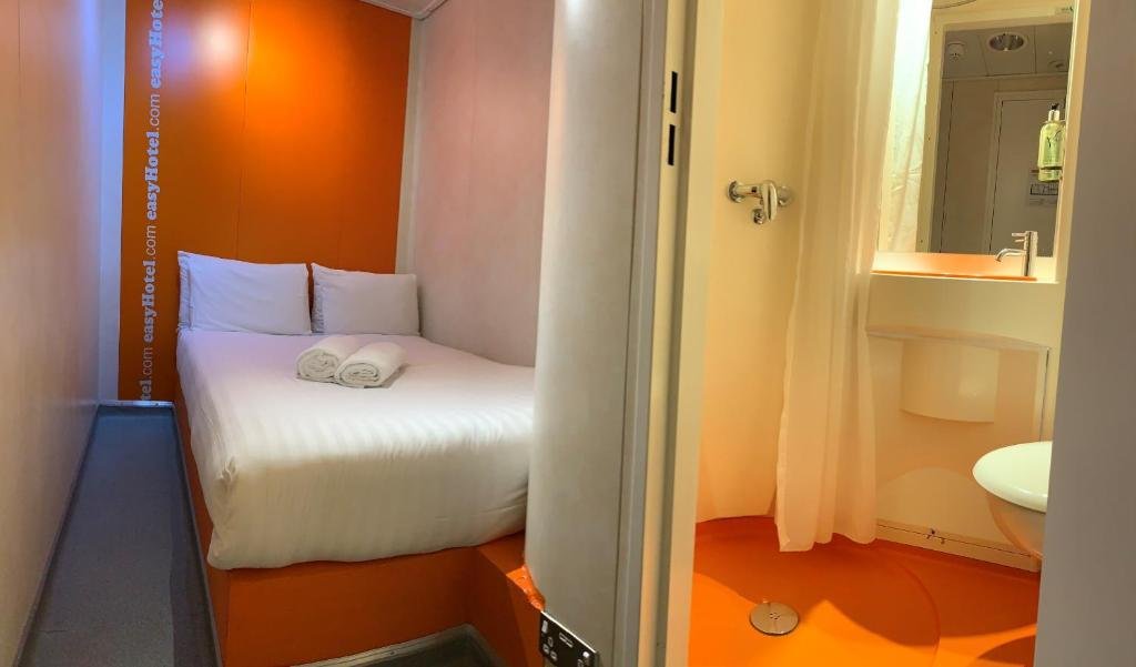 Фото EasyHotel London South Kensington