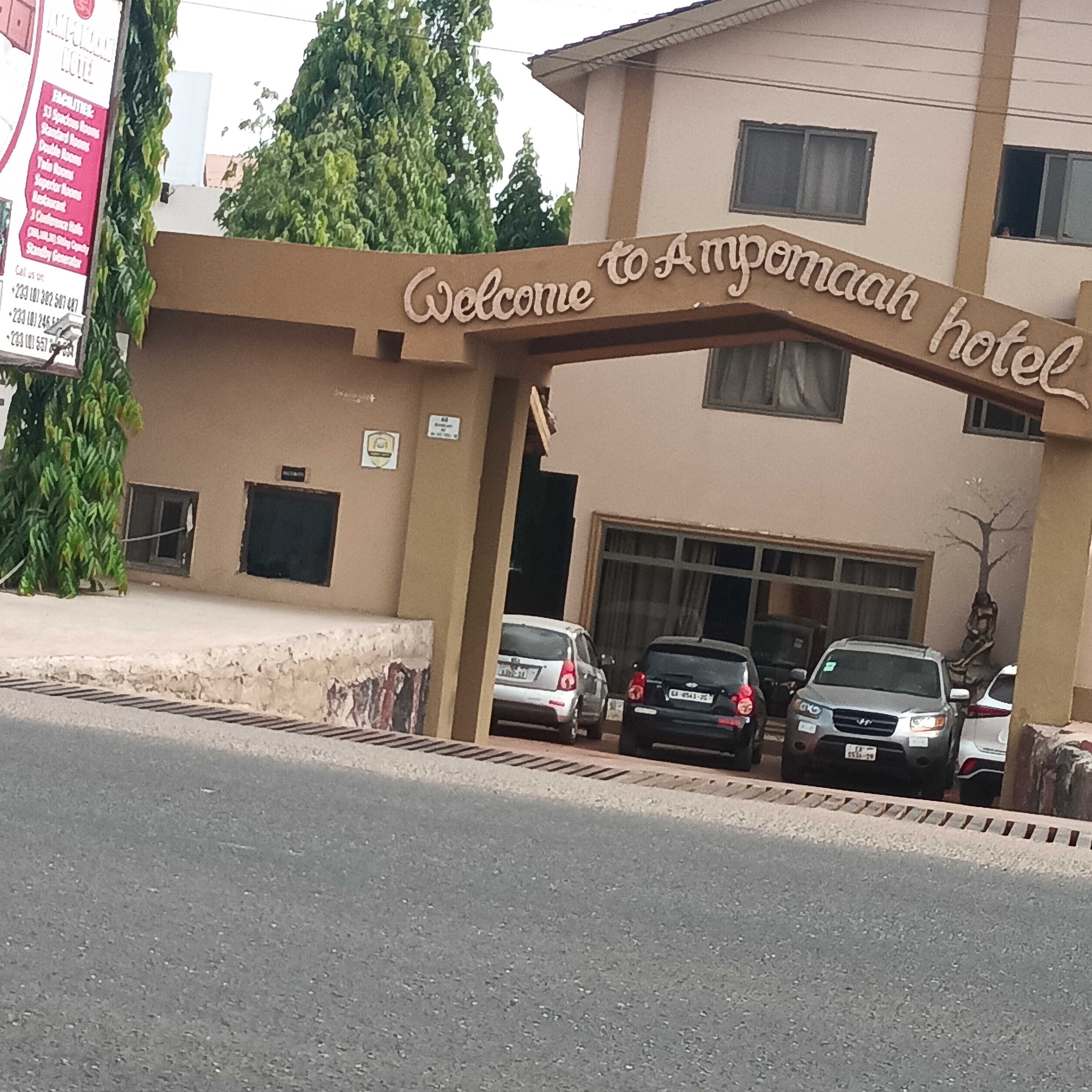 Фото Ampomaah Hotel
