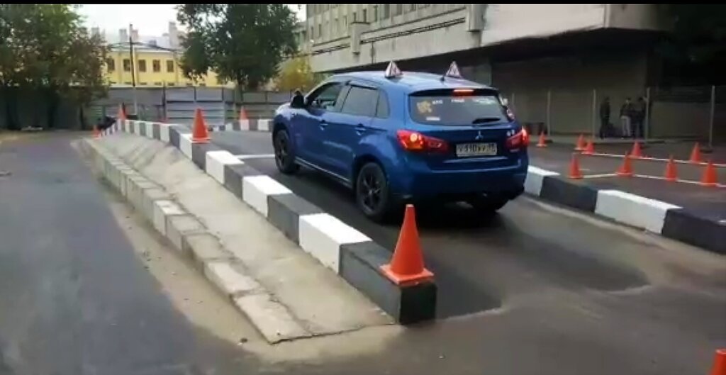 Учебная машина на площадке
