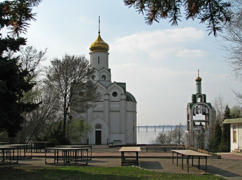Река Днепр храм