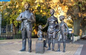 Heroes of the film The Diamond Hand (Tsentralniy Microdistrict, Voykova Street, 1/1), genre sculpture