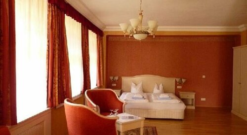 Внешний вид отеля Hotel Kaiservilla в Хайлигенблуте, фото 2