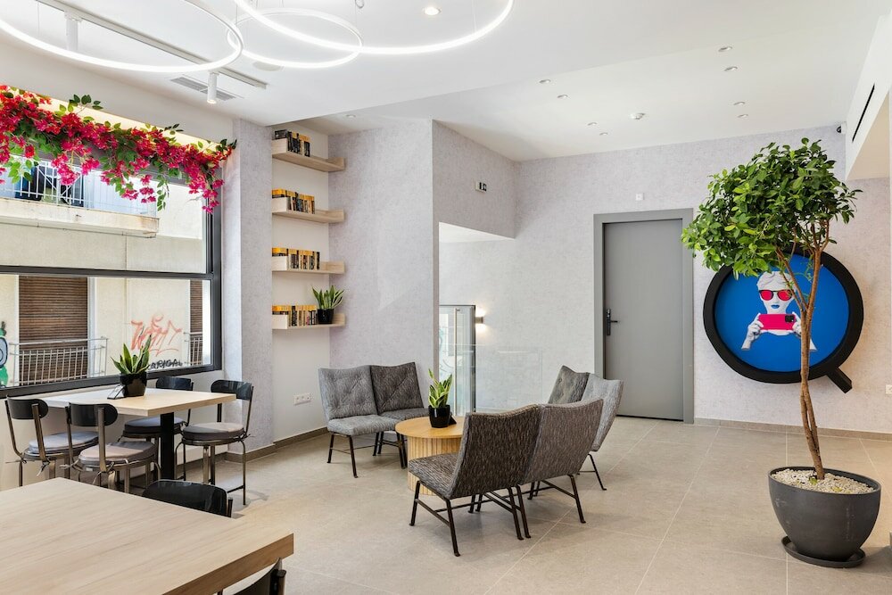 Фото The Q Hotel