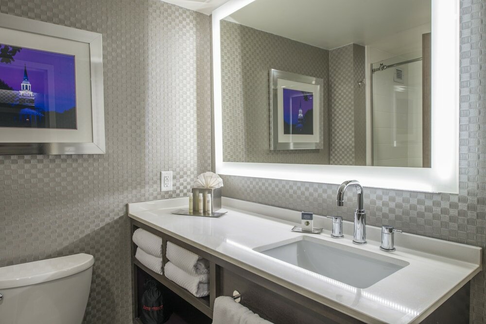 Фото DoubleTree by Hilton Winston Salem - University