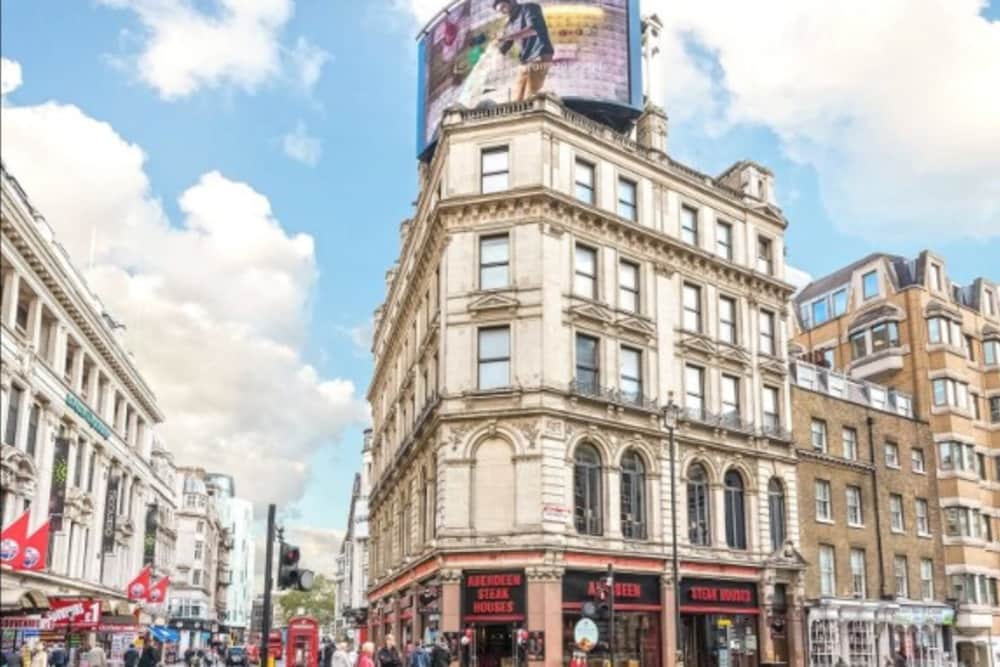 Фото Luxury Flat with Panoramic View of Piccadilly Circus