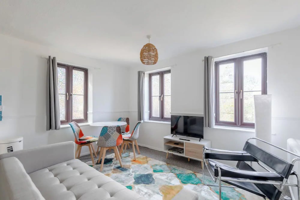 Фото Vibrant & Snug 2bd Flat - Beckton